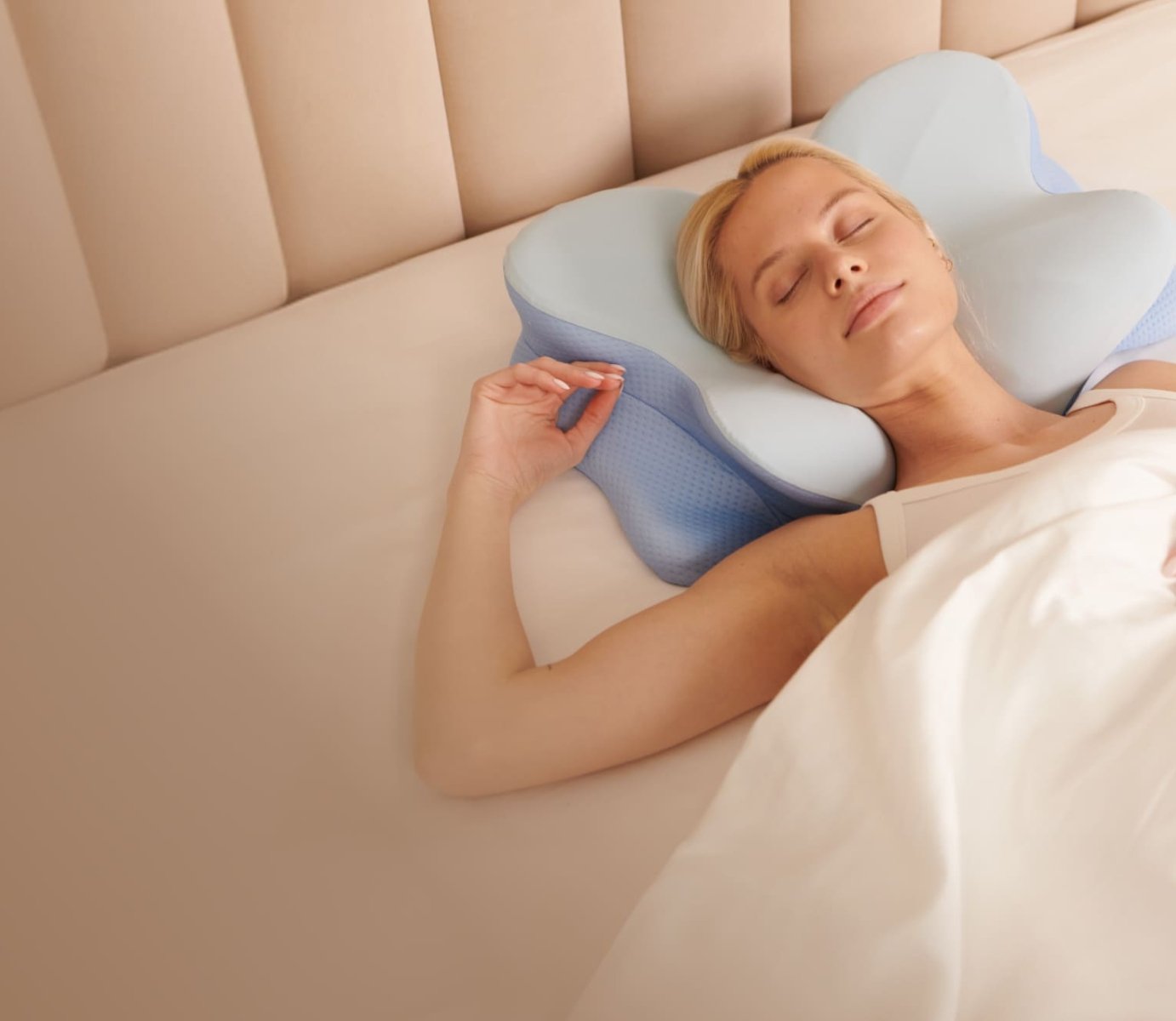 Woman sleeping on the Derila Ergo contoured pillow